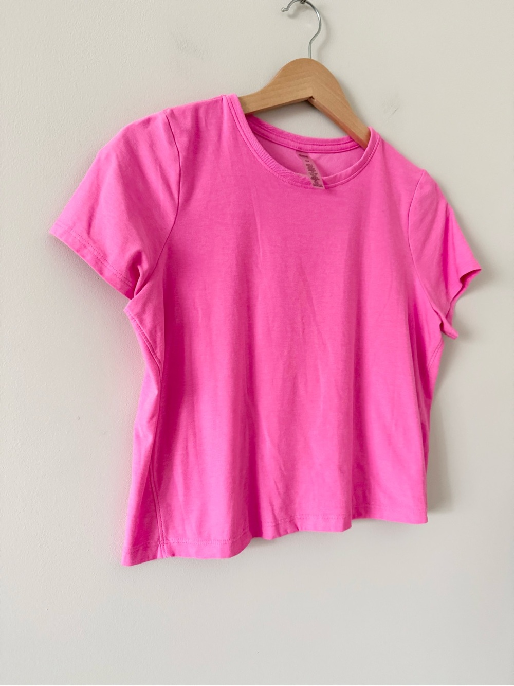 Beyond Yoga Crew Neck Short Sleeve Cropped Tee Shirt in Bright Pink Size S - Picture 2 of 4
